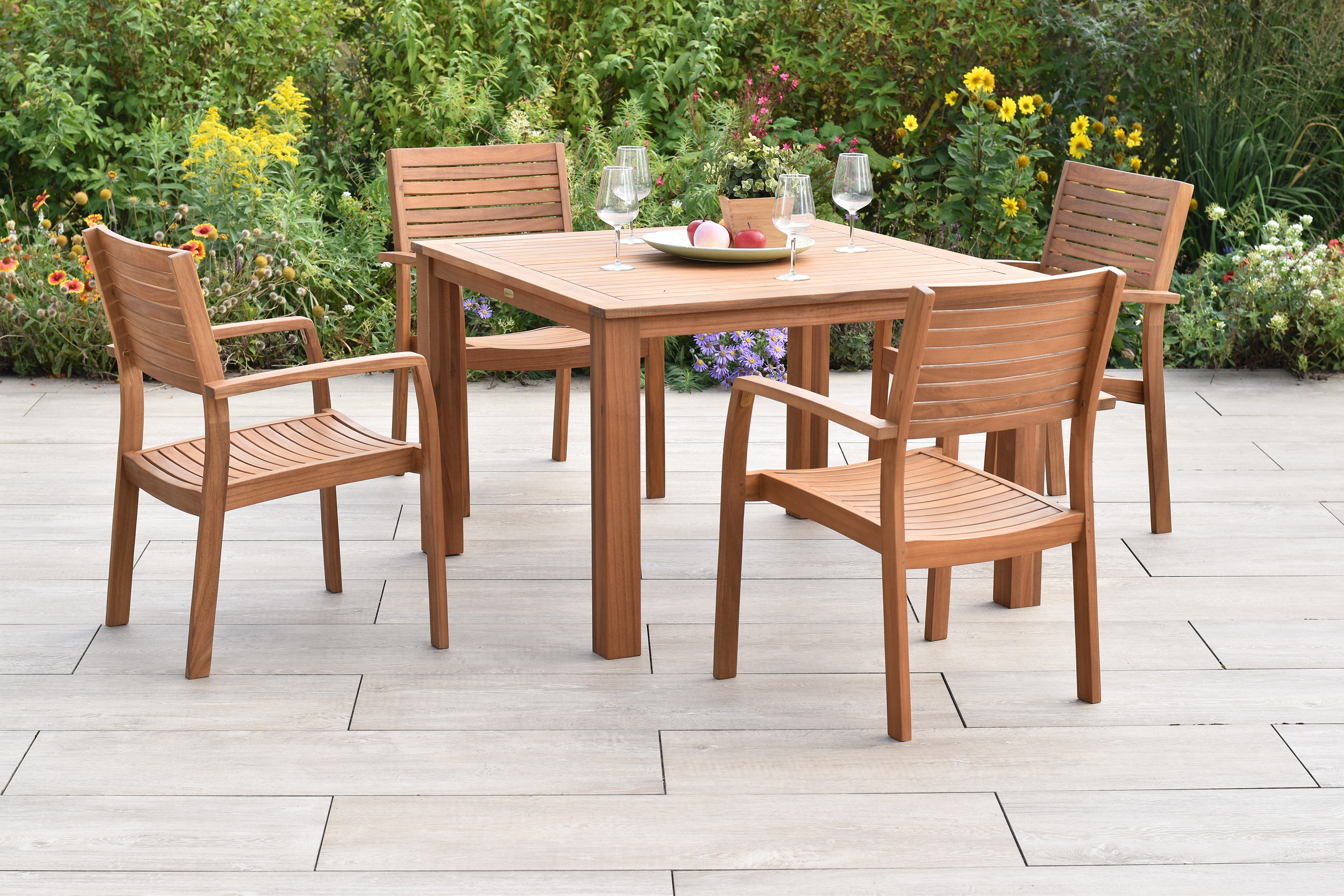 Batavia Gartenmöbel Set 5tlg., 4 Stapelsessel, Tisch 110 x 110 cm